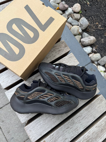 adidas Yeezy 700 V3 Clay Brown *USED*