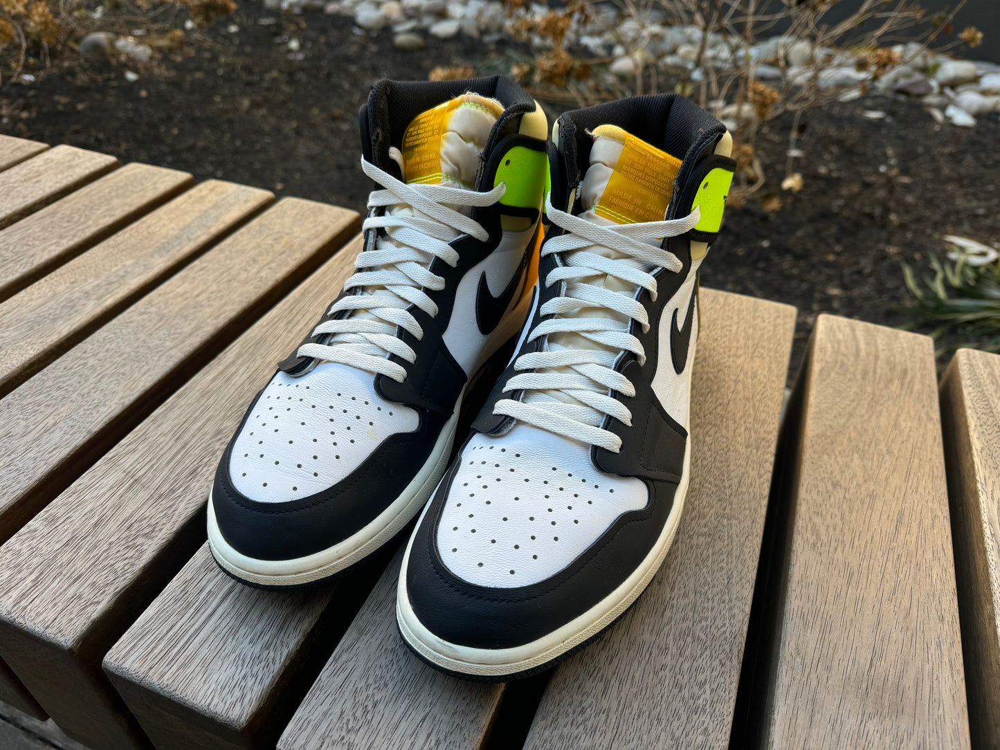 Jordan 1 Retro High White Black Volt University Gold *USED*