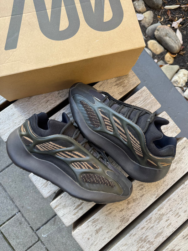adidas Yeezy 700 V3 Clay Brown *USED*