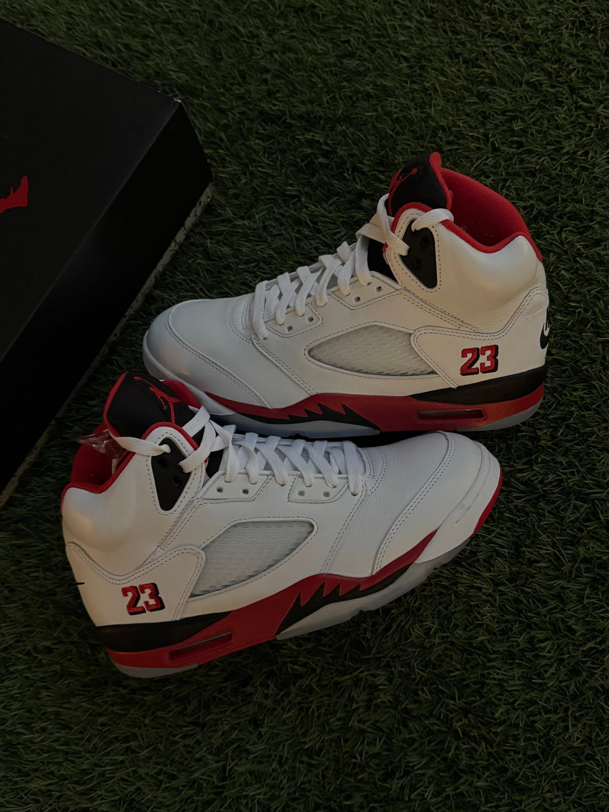 Jordan 5 Retro Fire Red Black Tongue (2025)